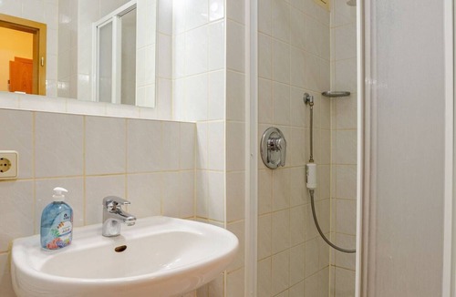 Wahren Condo | Modern apartment with Netflix access