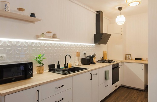 Timisoara Apartment | Modern Apartment with Private Parking and Balcony, Timisoara center