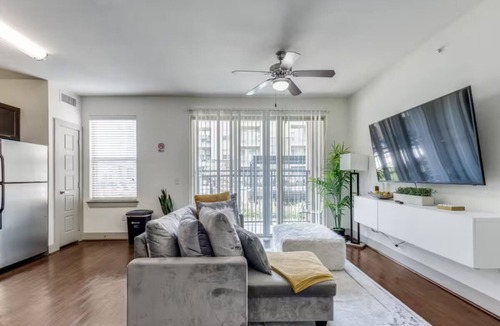 Washington Ave./ Memorial Park Apartment | Modern Apartment with WiFi, pool and fitness room in vibrant Houston