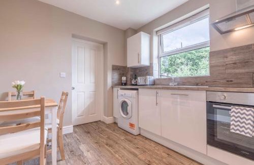Windsor Apartment | Modern apartment within short walk of The Castle, High Street and Long Walk - FREE PARKING - By Tempstay