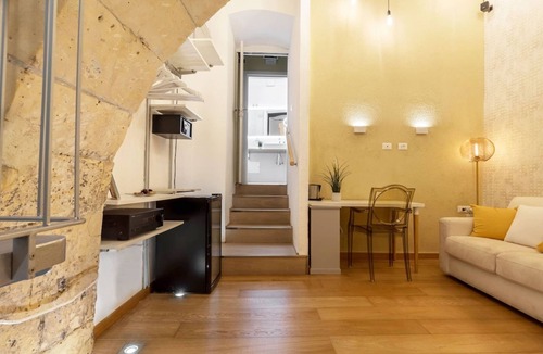 Historic Castle District Apartment | Modern Apt. 3 rooms 3 bathrooms at side of Duomo