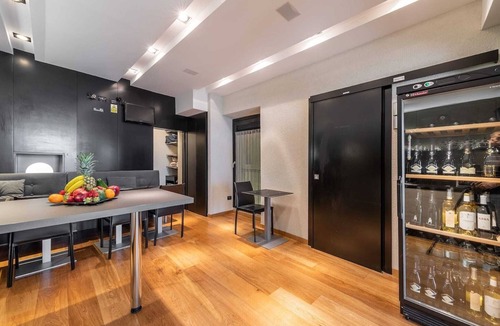 Historic Castle District Apartment | Modern Apt. 3 rooms 3 bathrooms at side of Duomo