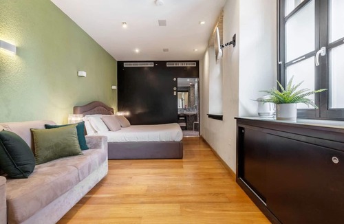Historic Castle District Apartment | Modern Apt. 3 rooms 3 bathrooms at side of Duomo