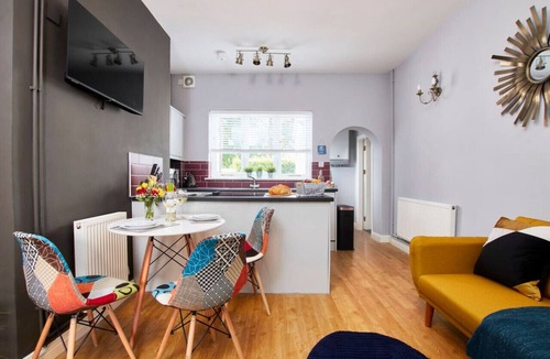 Castle Donington Apartment | Modern Apt Near EMA; with Free Gym Access, Parking