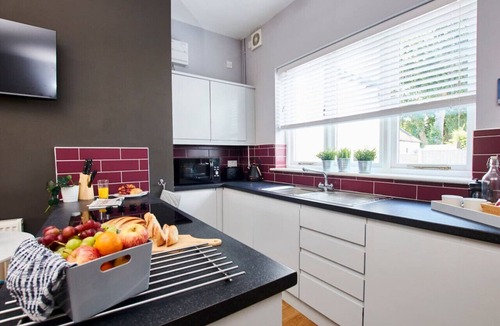 Castle Donington Apartment | Modern Apt Near EMA; with Free Gym Access, Parking