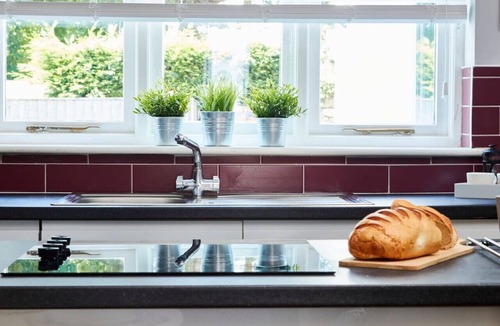 Castle Donington Apartment | Modern Apt Near EMA; with Free Gym Access, Parking