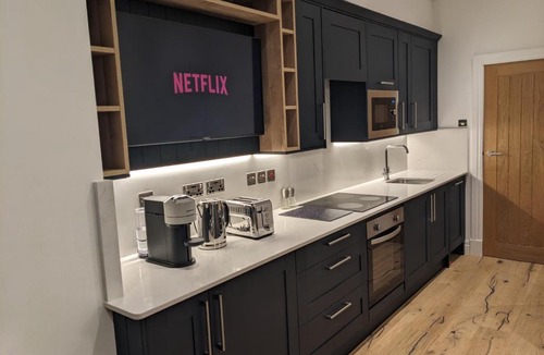 Ealing Apartment | Modern aptmt, 2 Stops to Central London, Smart lock, Netflix