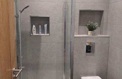 Ealing Apartment | Modern aptmt, 2 Stops to Central London, Smart lock, Netflix