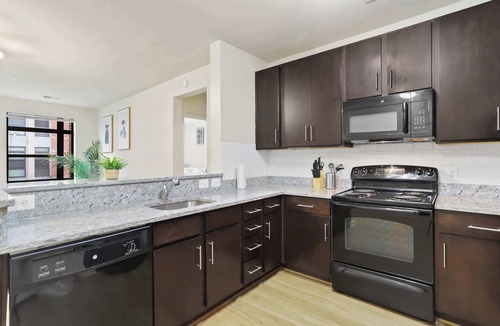 Arlington Apartment | Modern Arlington Apt | Pool Gym | Prime Location