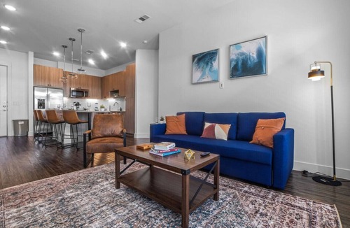 West Oak Hill Apartment | Modern Artistic 2 Bed 2 Bath Condo with Pool and Golf Sim