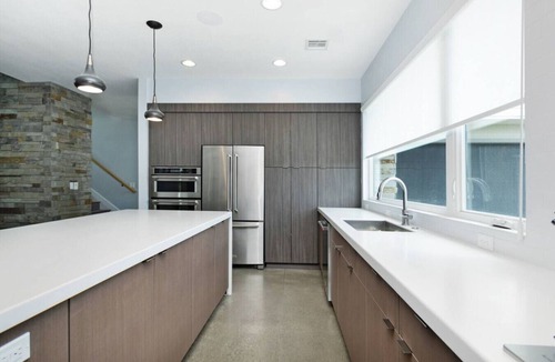 Manhattan House | Modern Back 9 Retreat, Walk to Golf, Double Shower