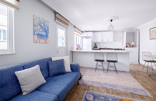 Uskudar Apartment | Modern Balcony Flat, 10 Minutes to Üsküdar Seafro