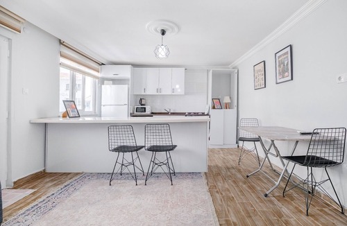 Uskudar Apartment | Modern Balcony Flat, 10 Minutes to Üsküdar Seafro