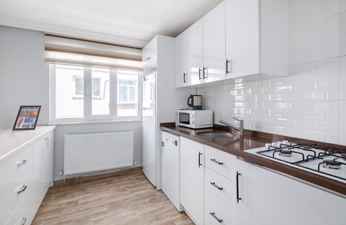 Uskudar Apartment | Modern Balcony Flat, 10 Minutes to Üsküdar Seafro