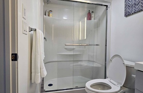 Winnipeg House | Modern Basement suite with seperate entrance close to grocery, restaurant & mall