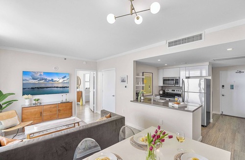Coconut Grove Apartment | Modern Bay View Suite | Walkable Coconut Grove