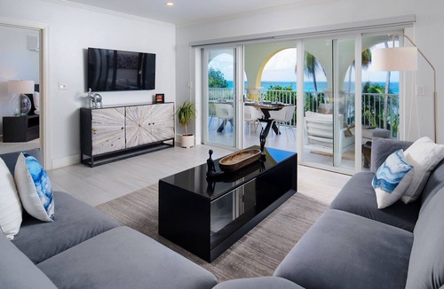 Dover Apartment | Modern Beachfront Condo with Pool - Sapphire Beach 213