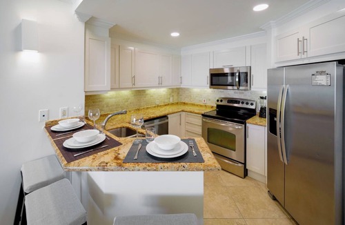Dover Apartment | Modern Beachfront Condo with Pool - Sapphire 517