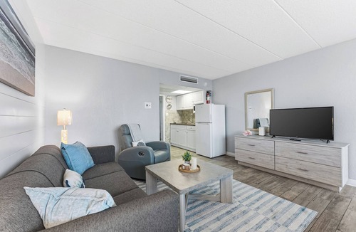 Diamond Beach Condo | Modern Beach Condo w/Ocean Views, Pool & Prime Walkable Location