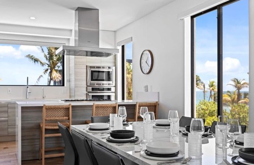 North Beach House | Modern beach house w rooftop jacuzzi & luxury beds