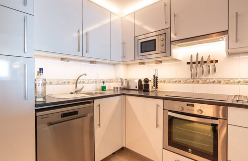 Fuengirola House | Modern Beachfront Apartment with 3 Bedrooms
