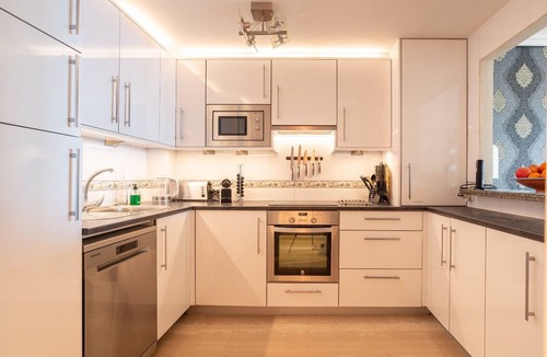 Fuengirola House | Modern Beachfront Apartment with 3 Bedrooms