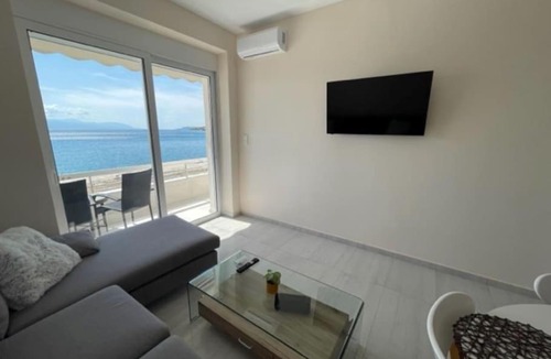 Loutraki-Agioi Theodoroi Apartment | Modern Beachfront apartment Mamizona