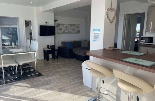Pevensey House | Modern Beachfront Bungalow with Ocean Views