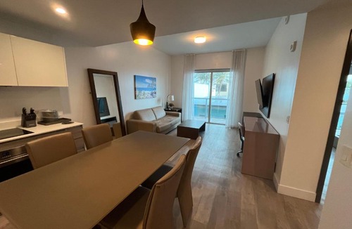 Hollywood Apartment | Modern Beachside Condo with Rooftop Pool