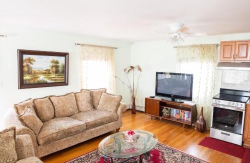 West Roxbury Apartment | Modern Beautiful Apartment-5 Beds-Full Kitchen-Parking-Super Clean-Great for Groups