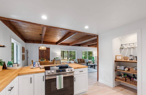 La Pine Cabin | Modern & Beautiful Cabin w/Hot Tub Serene location and comfortable stay