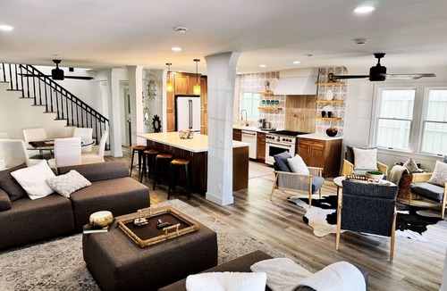 Belmont Shore House | Modern Belmont Shore Beach House. Walk to Sand. Sleeps 8. Patio + Balcony.