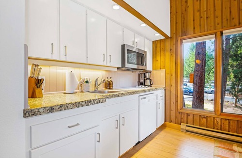 Century West Condo | Modern Bend Getaway Near Downtown + Pool & Hot Tub