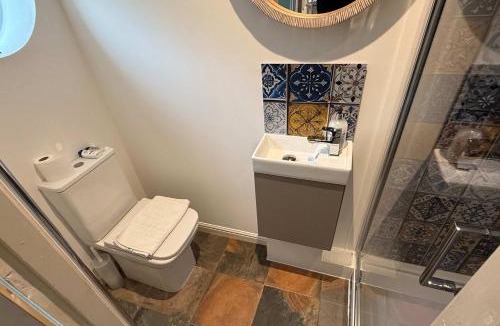 Bicester Apartment | Modern Bicester Studio Self-Contained with Parking