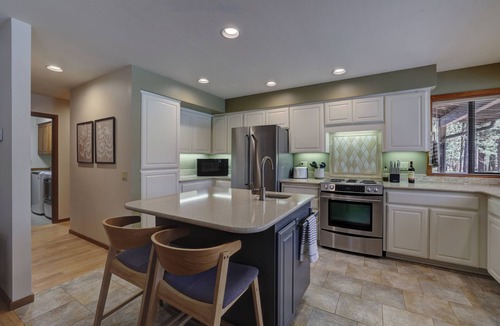 Black Butte Ranch House | Modern Black Butte Ranch Getaway - 3BR w/Game Room and Hot Tub