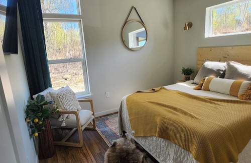Wasilla Ski Chalet | Modern Bluffside retreat with HOT TUB