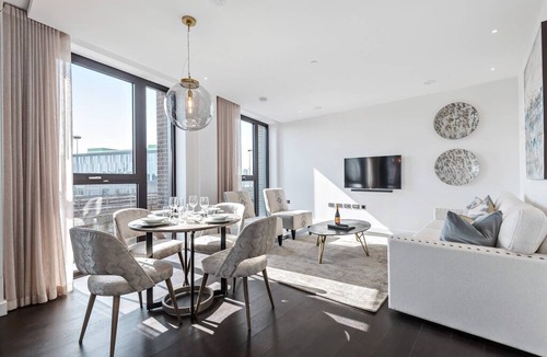 Nine Elms Apartment | Modern, Bright 2 Bed Apartment with Winter Garden