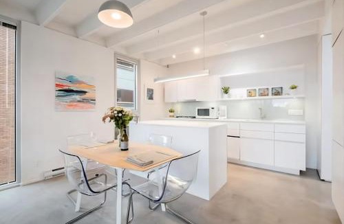 Chinatown Apartment | Modern, Bright & Central 1-Bed Downtown Apt close to Rogers Arena