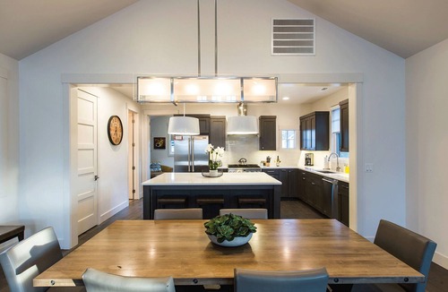 Bend House | Modern, bright, clean! Resort amenities + pool ~ concert shuttle ~ bring friends