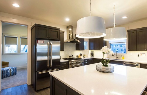Bend House | Modern, bright, clean! Resort amenities + pool ~ concert shuttle ~ bring friends
