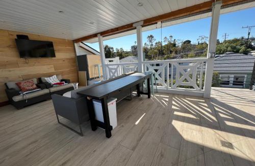 Ocean Park House | Modern Bright New Studio with Roof-top Deck Walk to Santa Monica Beach, FreeWiFi, Parking
