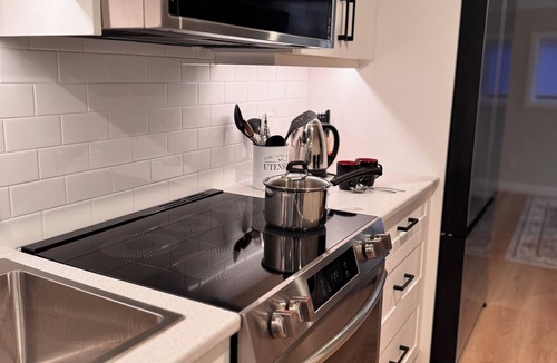 Saanich West Apartment | Modern Bright, Private & Guest-Loved 1 BR Suite in Victoria-Great Location