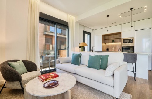 La Buhaira Apartment | Modern, bright with terrace and free parking