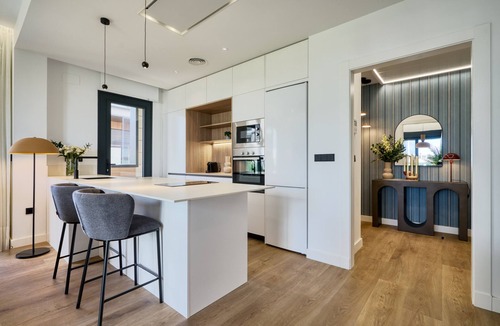 La Buhaira Apartment | Modern, bright with terrace and free parking