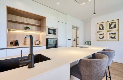 La Buhaira Apartment | Modern, bright with terrace and free parking