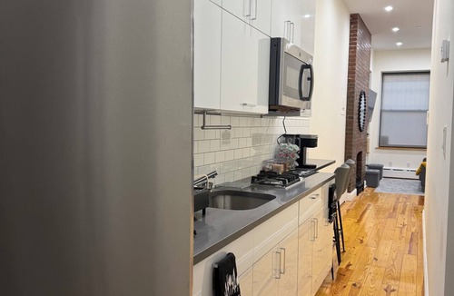 Upper Manhattan Apartment | Modern Brownstone Private 1-Bedroom Apartment, 20 mins to Times Square