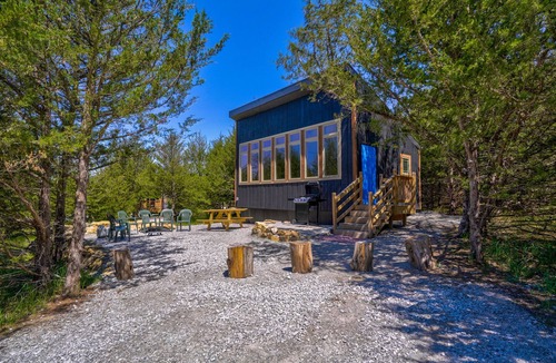 Ashland Cabin | Modern Cabin. Communal Sleeping - 2 Queen Beds + Full Trundle