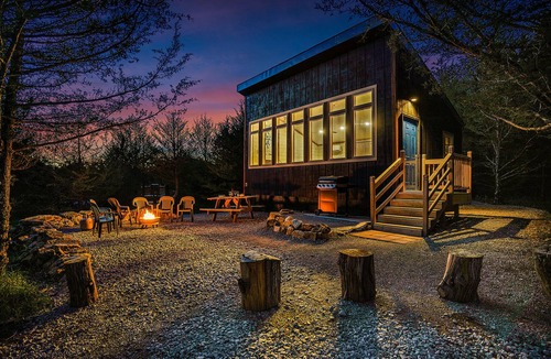 Ashland Cabin | Modern Cabin. Communal Sleeping - 2 Queen Beds + Full Trundle