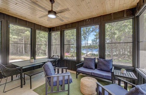 Siren House | Modern Cabin on Private Lake - HOT TUB KAYAKS INCLUDED