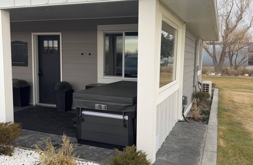 Fort Macleod Cabin | Modern cabin with King Bed, full kitchen and laundry.